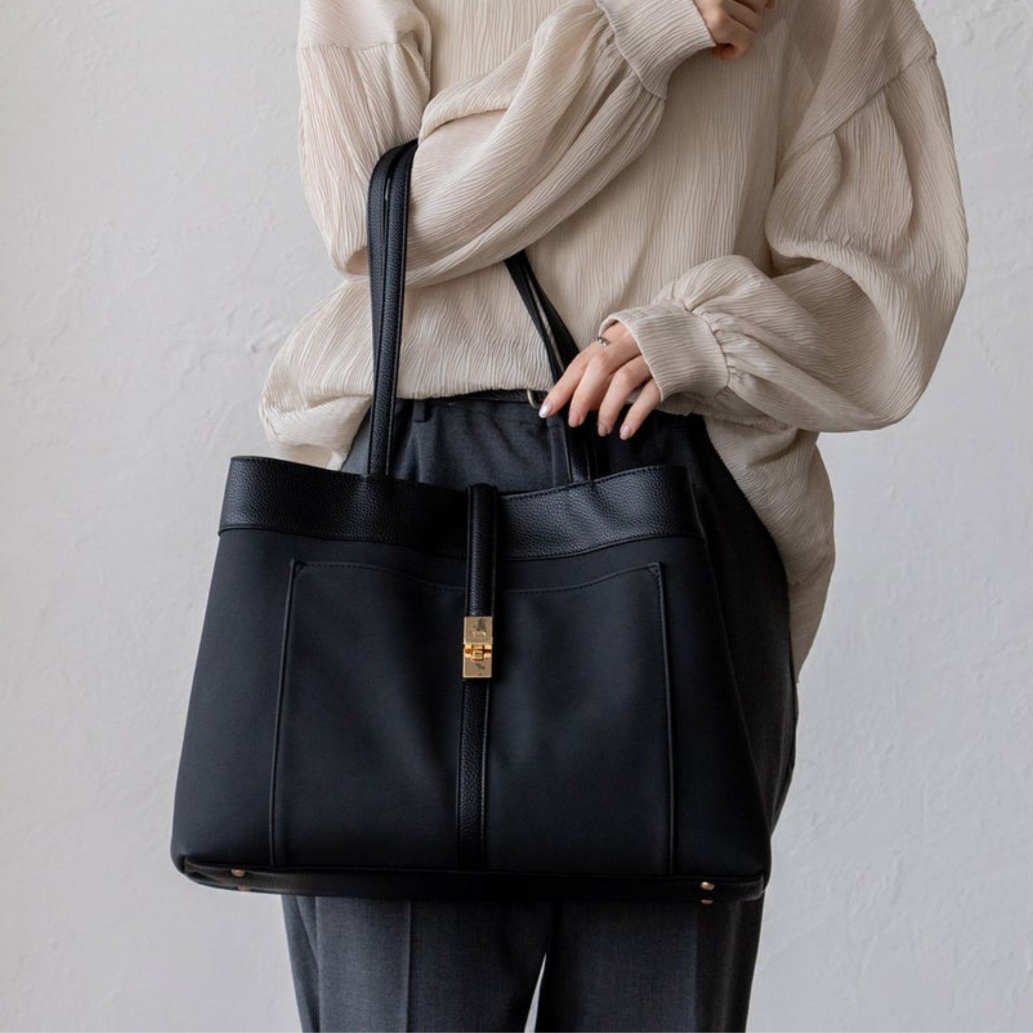 BLACK-SAHARA-MODEL-SHOOT-FULL-GRAIN-LEATHER-BLACK-BAGULIA-APRIL.jpg
