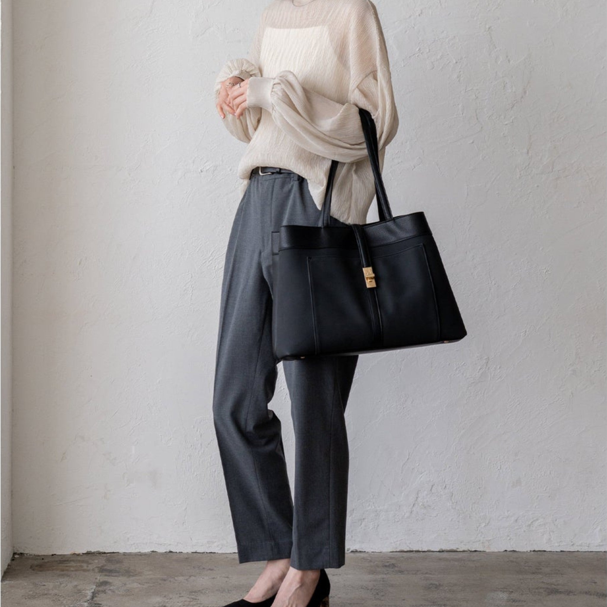 BLACK-SAHARA-MODEL-SHOOT-FULL-GRAIN-LEATHER-BLACK-BAGULIA-ON-HAND.jpg