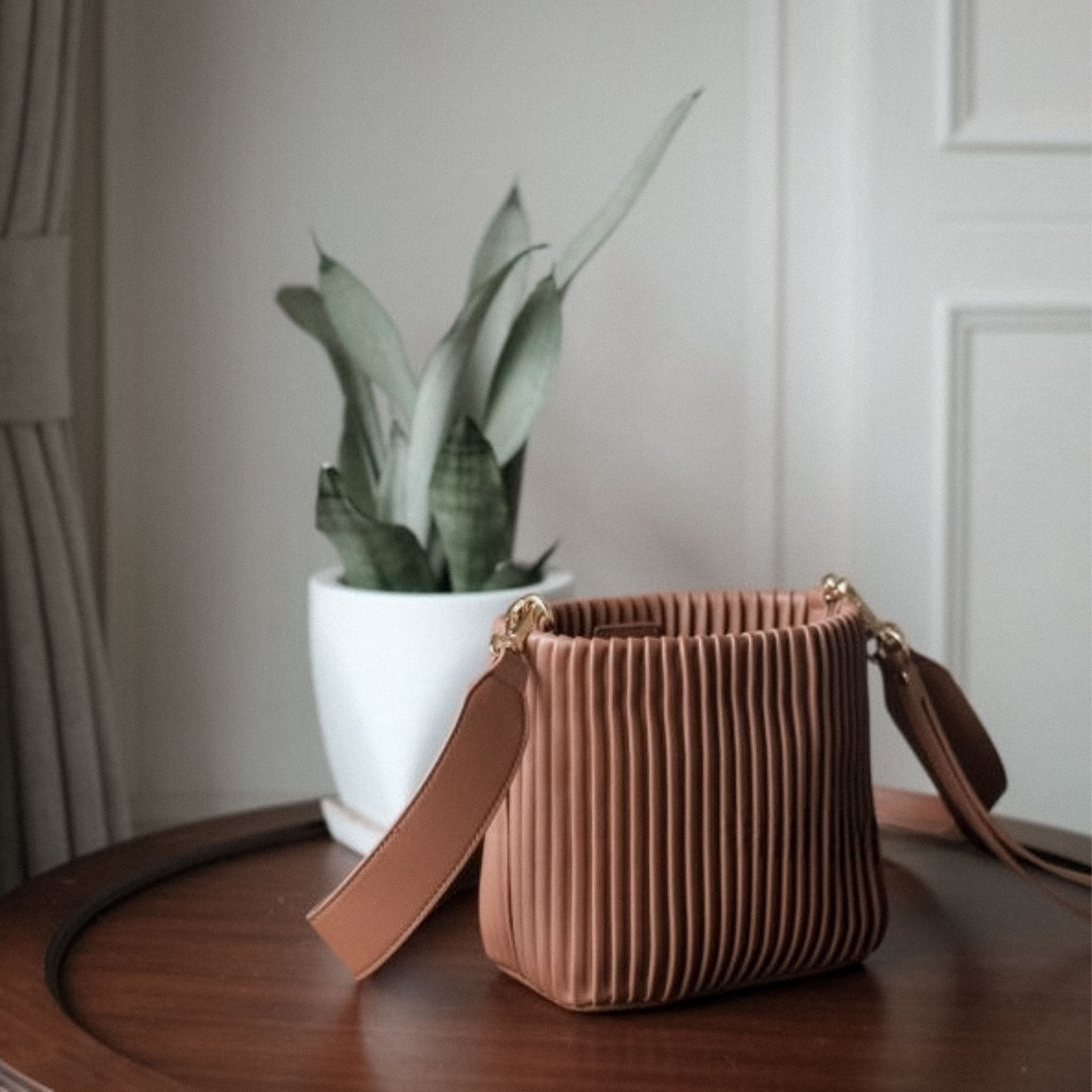 Brown-Waves-Leather-Bucket-Bag-Summer-Bagulia-_6.jpg
