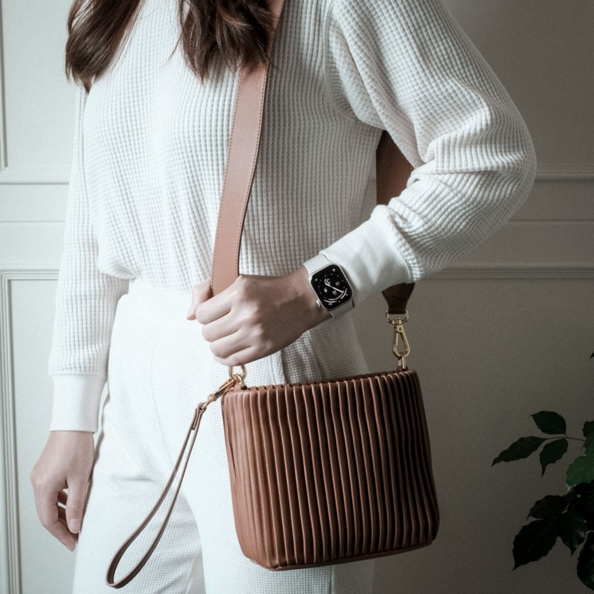 Model-Carrying-Brown-Waves-Leather-Bucket-Bag-Summer-Bagulia-_2.jpg