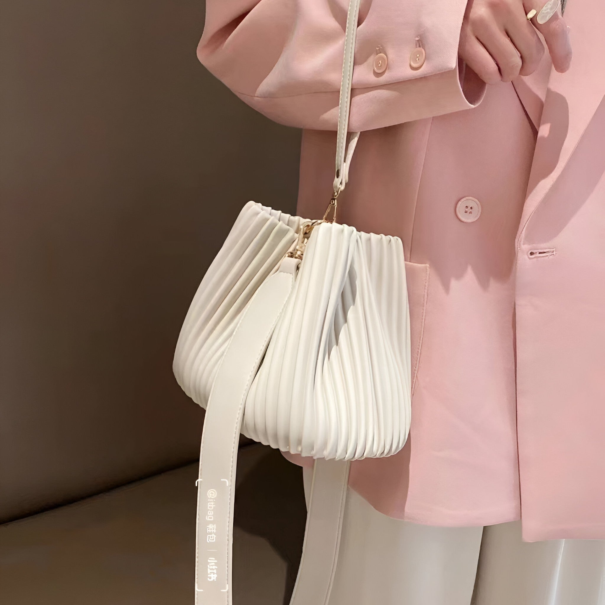 Model-Wearing-Waves-White-Shoulder-Bag-Bagulia-Real-Leather_e56210dd-0c9e-43a6-8c82-8e29b9be34fd.jpg