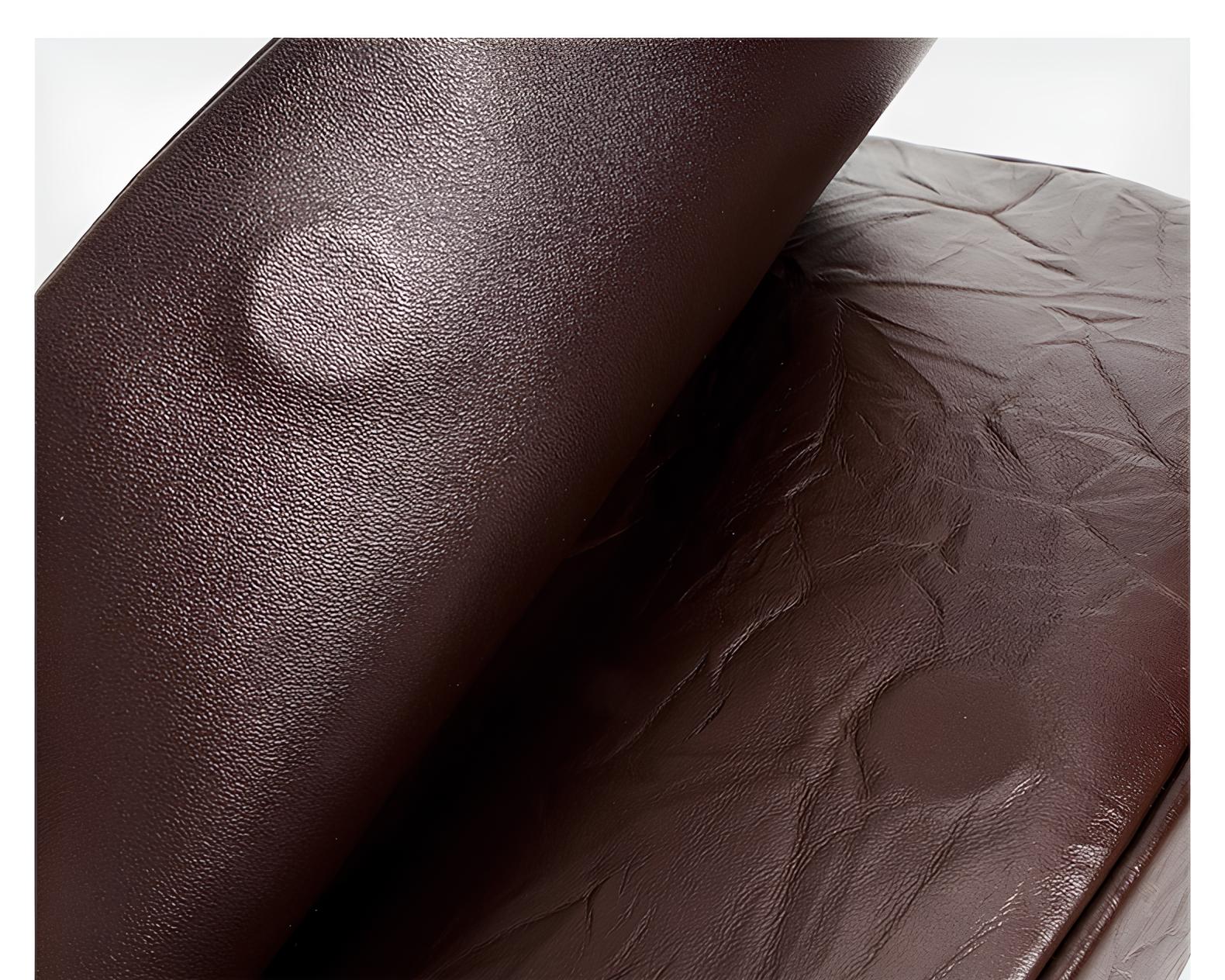 Venice-Bitch-Crinkled-Texture-Crescent-Leather-Burgundy-Shoulder-Bag-Magnet-Close-Up-Bagulia.jpg