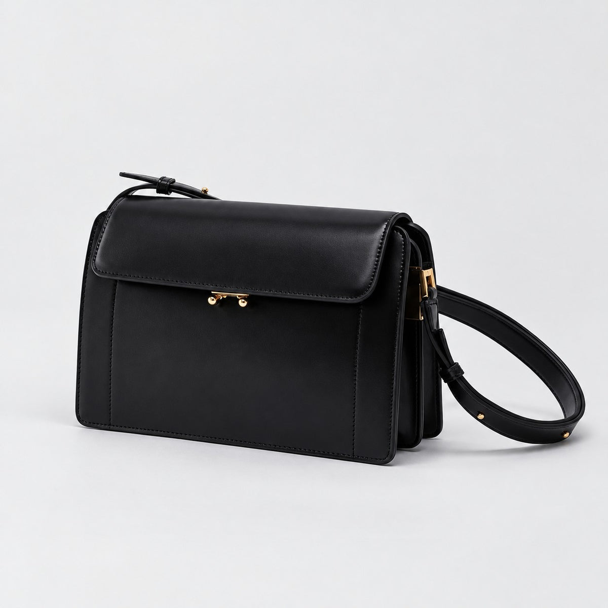 Bagulia Margot leather shoulder bag in black, three-quarter view.
