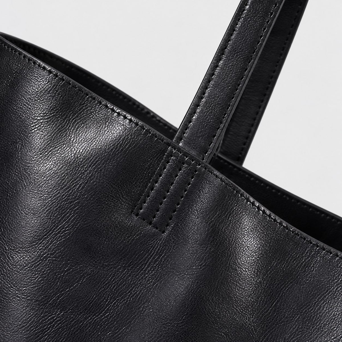 Bagulia Marielle Black tote handle detail view.