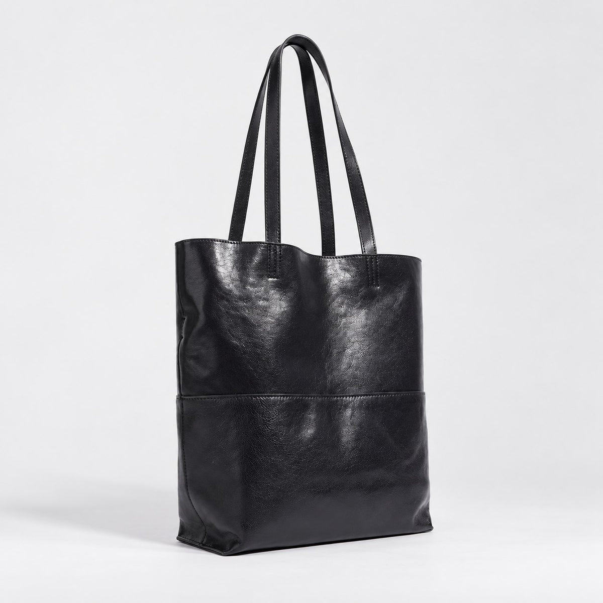Bagulia Marielle Black tote three quarter view.