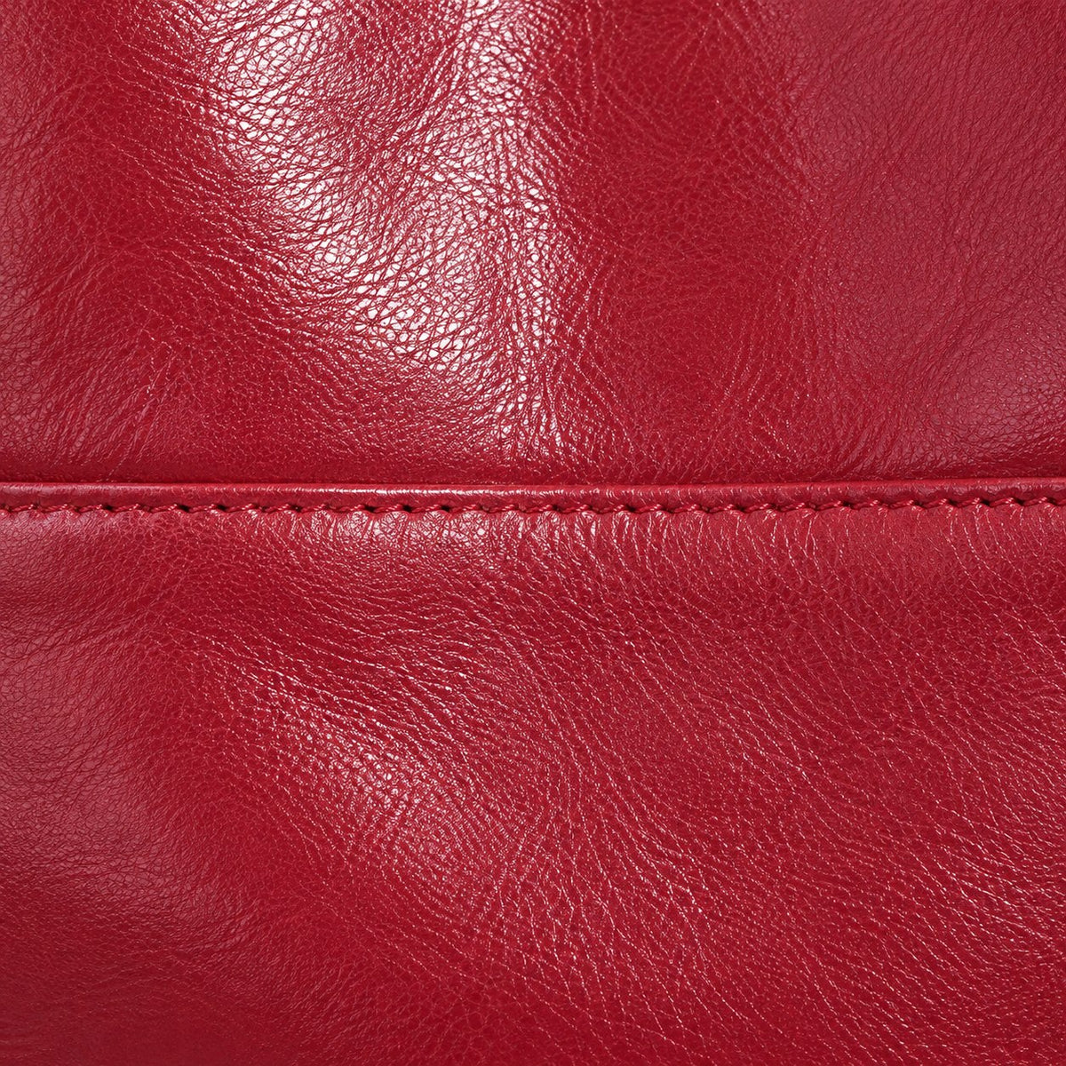 Bagulia Marielle Cherry Red tote seam detail view.