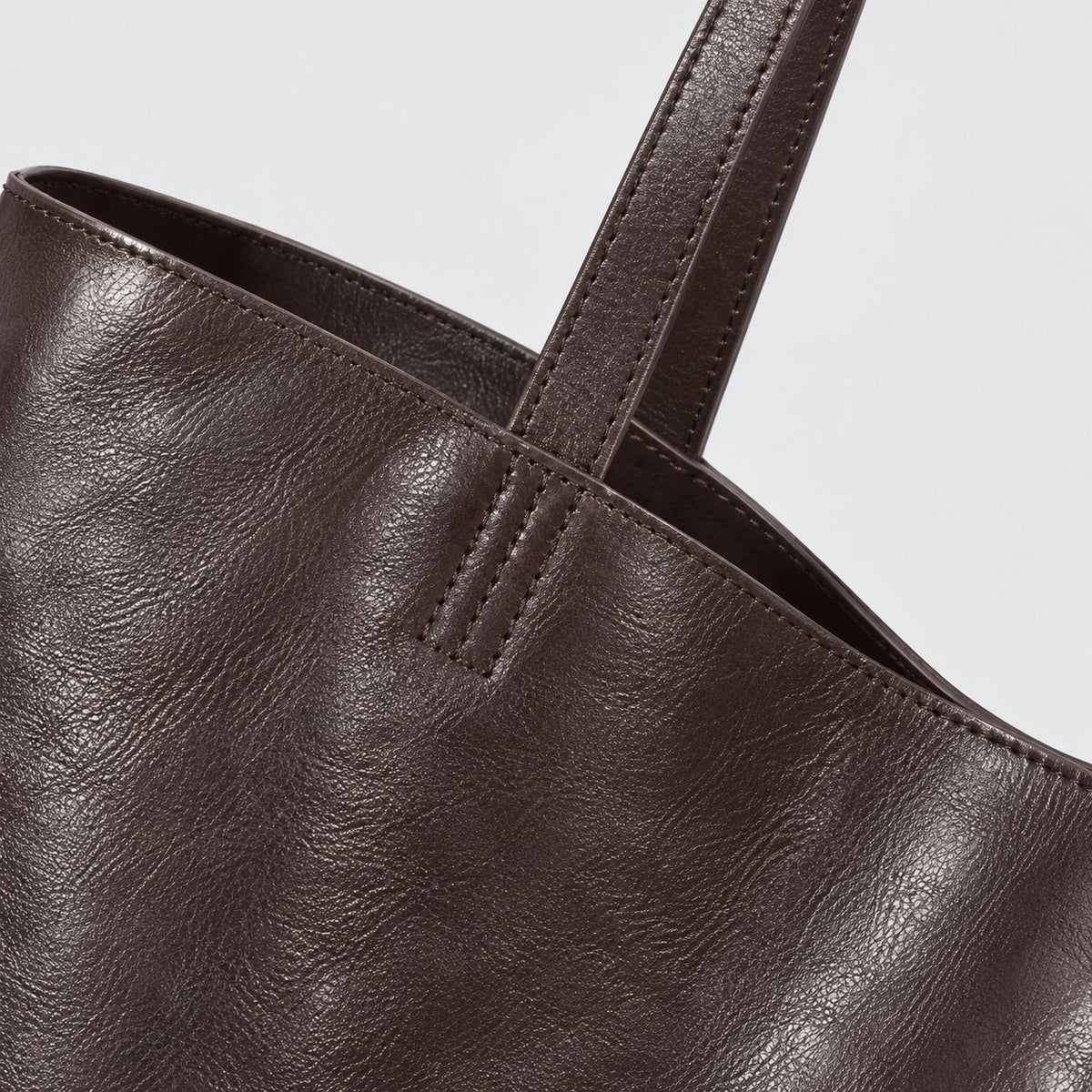 Bagulia Marielle Dark Brown tote handle detail view.