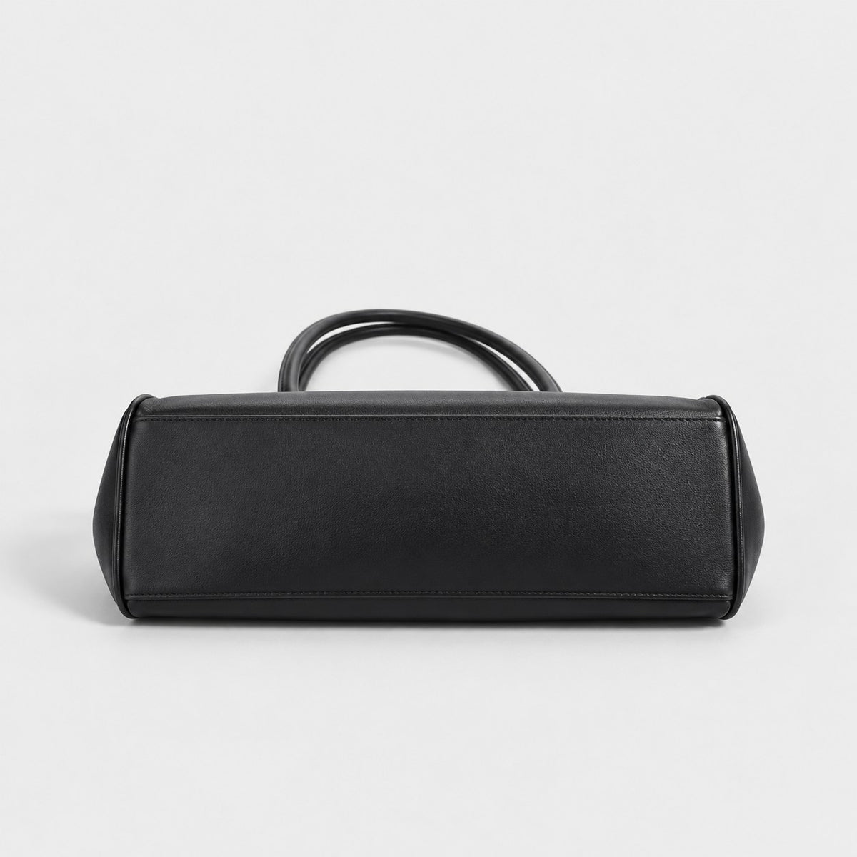 Base and edge stitching of the Bagulia Vera shoulder bag in black.